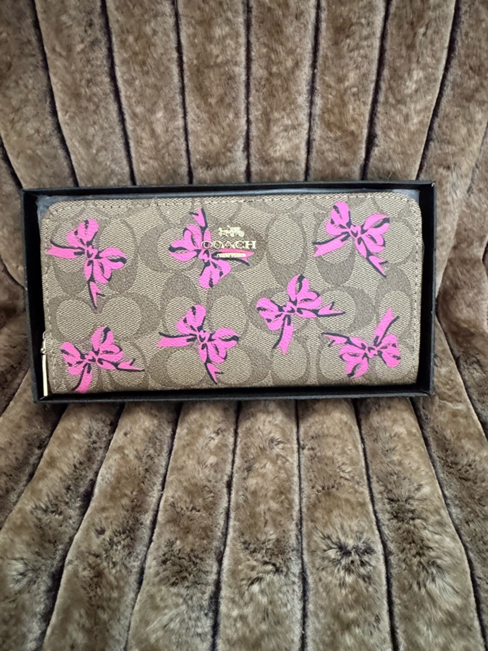 NWT Coach Signature Canvas Zip Wallet with Pink Bow Print
